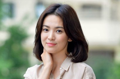 Pemotretan di Jeju, Song Hye Kyo Cantik Bak Dewi Pantai