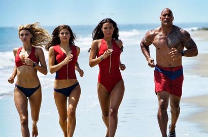 Pamer Foto Resmi Pertama, The Rock Ungkap Syuting 'Baywatch' Selesai