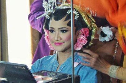 Seorang Pengantin Wanita Terpaksa Berdiri Sendirian di Pelaminan, Kenapa?