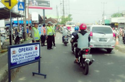 Bonceng Anak Pakai 'Helm Ember', Seorang Ibu Kesal Ditilang Polisi