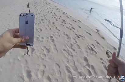 Seorang Pria Coba Ganti Umpan Pakai iPhone, Dapat Ikan?