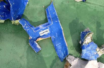 Foto Puing dan Barang Penumpang Korban EgyptAir Dirilis Militer Mesir