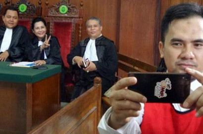 Soroti Aksi Selfi di Ruang Sidang, Media Asing Sebut Bang Ipul dari Thailand