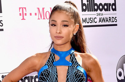 Tampil Cantik, Ariana Grande Nyaris Kesandung di Red Carpet Billboard Music Awards