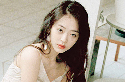 Tampil Unyu Pakai Poni, Sulli Malah Disindir Mirip Tante-Tante