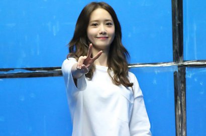 Rayakan Ultah Lebih Awal, Cantiknya Yoona Foto Bareng Ratusan Fans