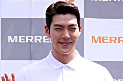 Dipeluk Fans Cilik di Fansign, Kim Woo Bin Bikin Netter Terpesona