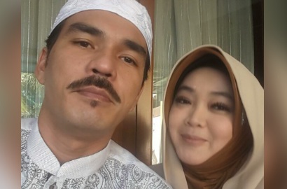Sedih Ditinggal Sang Ayah, Rina Gunawan Genggam Erat Tangan Teddy Syah