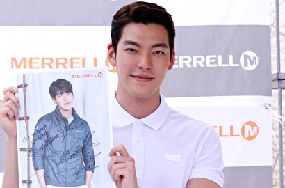 Awas Meleleh, Intip Seksinya Kim Woo Bin Jadi Penjaga Pantai di Jepang