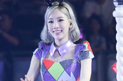 Ogah Ribet, Imutnya Tae Yeon Pakai Kupluk dan Sandal Jepit di Bandara