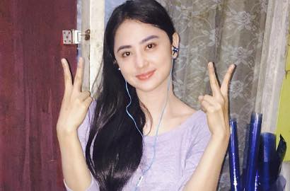 Lihat Dewi Persik Jago Mainkan Tongkat Mayoret, Netter Langsung Heboh