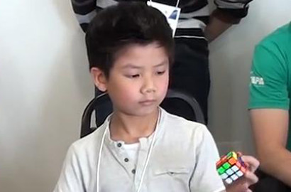 Pakai Satu Tangan, Bocah 7 Tahun di Brasil Selesaikan Rubik dalam 27 Detik