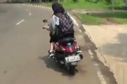 Hindari Razia, Dua Siswi SMK Nekat Lawan Arah Hingga Tabrak Pengendara Lain