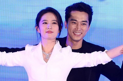 Bantah Putus, Song Seung Heon Tulis Pesan Cinta Ini ke Liu Yi Fei