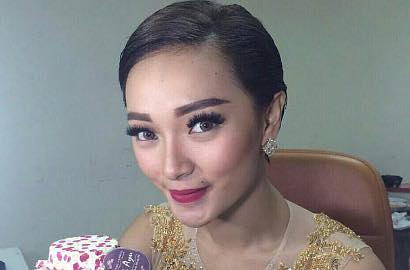 Zaskia Gotik Potong Rambut Demi Buang Sial, Benarkah?