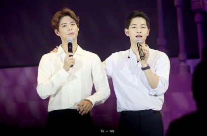 Akrabnya Song Joong Ki-Park Bo Gum Rangkulan Sambil Makan Pizza di Iklan Baru