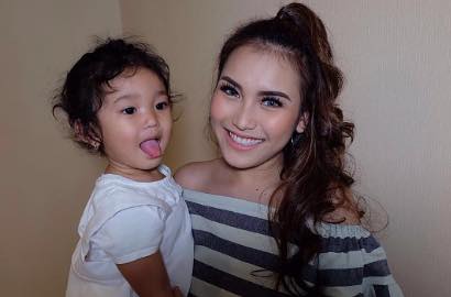 Bikin Gemas, Begini Imutnya Bilqis Beri Semangat untuk Ayu Ting Ting
