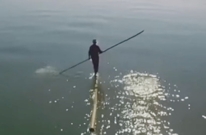 Pria di Tiongkok Seberangi Sungai dengan Sebatang Bambu