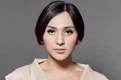 Pose Cantik Pakai Gaun Transparan, Dena Rachman Bikin Gagal Fokus