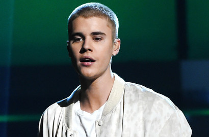 Justin Bieber Tertangkap Kamera Buang Hadiah dari Fans, Beneran?