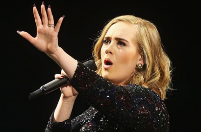 Bikin Fans Ngakak, Lagi-Lagi Adele Lupa Lirik Saat Konser