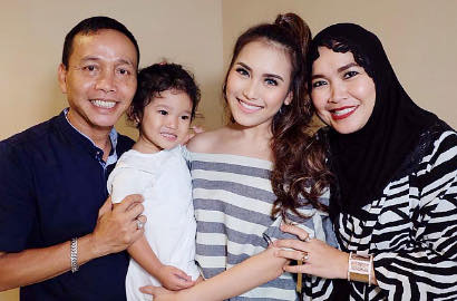 Sempat Dibully Usai 'Sumpahi' Raffi-Nagita Bubar, Ayu Ting Ting Dibela Ayah