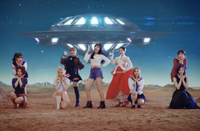 Daebak, Twice Ngedance 'Cheer Up' Sampai ke Luar Angkasa di MV Baru