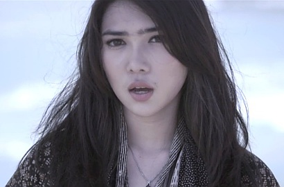 Tampil Sendu, Isyana Sarasvati Galau di MV 'Mimpi'