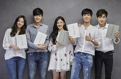 Cerianya Kim Yoo Jung, Park Bo Gum cs Pembacaan Naskah 'Moonlight Drawn by Clouds'