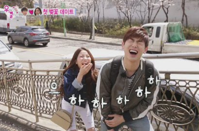 Kencan Mesra, Eric Nam dan Solar Mamamoo Gandengan Erat di 'WGM'