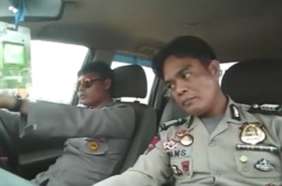 Penuh Drama, Aksi Polisi Nyanyi Lagu Mandarin Ini Bikin Netter Ngakak Sekaligus Salut