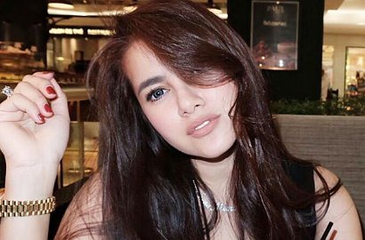 Bergaya dengan Rambut Ikal, Olla Ramlan Cantik Kebangetan
