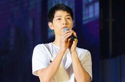 Tak Sadar Garuk-Garuk Hidung Saat Sapa Fans, Song Joong Ki Langsung Ngakak