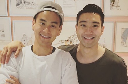 Jadi 'Pemandu Wisata', Siwon Ajak Eddie Peng Pose Kocak di Seoul