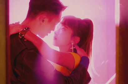 Luna f(x) Peluk dan Cium Mesra Cowok di MV 'Free Somebody'
