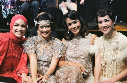 Tampil Klasik 20an, Dian Sastro Digoda Soal Pamer Punggung Indahnya di IMAA 2016