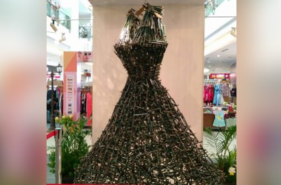 Keren, Gaun Pesta di Surabaya Terbuat Dari Ribuan Batang Pensil