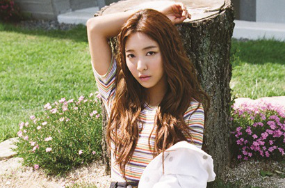 Luna f(x) Anggun dan Dewasa Pakai Dress di Majalah InStyle