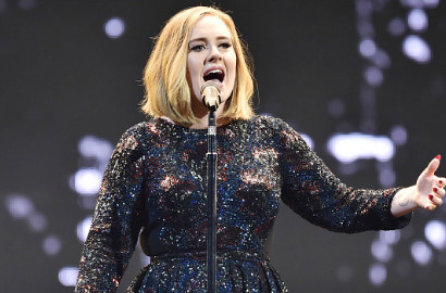 Adele Minta Penonton Berhenti Merekam Video Saat Konser