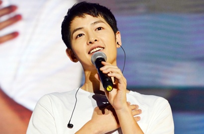 Duh, Song Joong Ki Jadi 'Korban' Ditodong Foto Staf Bandara Tiongkok