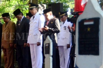 Wow, Pelantikan Pejabat Makassar Dilakukan di Tengah Kuburan