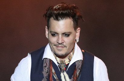 Masih Proses Cerai, Johnny Depp Kepergok Pesta Bareng Cewek Misterius