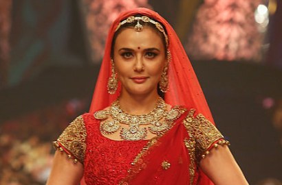 Ditinggal Suami Pulkam, Preity Zinta Asyik Pesta Bareng Mantan Istri Hrithik Roshan