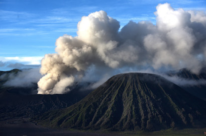 Waspada, Gunung Bromo Keluarkan Suara Gemuruh dan Sinar Api
