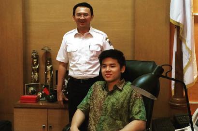 Gubernur Ahok Bangga Pamer Foto Putranya 'Wisuda' SMA