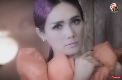 Remake Lagu Ahmad Dhani, Mulan Jameela Tampil Cantik di MV 'Kuldesak'