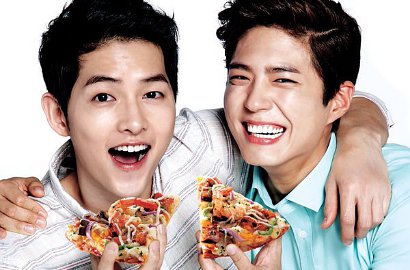 Song Joong Ki-Park Bo Gum Siap Suapi Fans Makan Pizza, Kalian Mau?