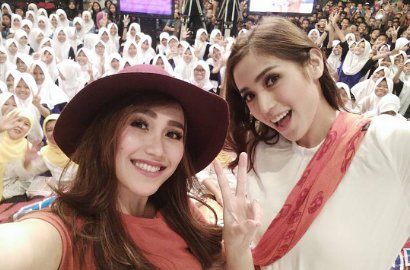 Ayu Ting Ting Promo 'Pesbukers' Ramadhan, Netter: Jedar Nggak Diajak Foto?