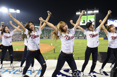 Diserbu Ribuan Penggemar Saat Tampil di Acara Baseball, Twice Bikin Netter Melongo
