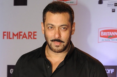 Pakai Topi Sama, Salman Khan Ketahuan Liburan Bareng Pacar Bulenya